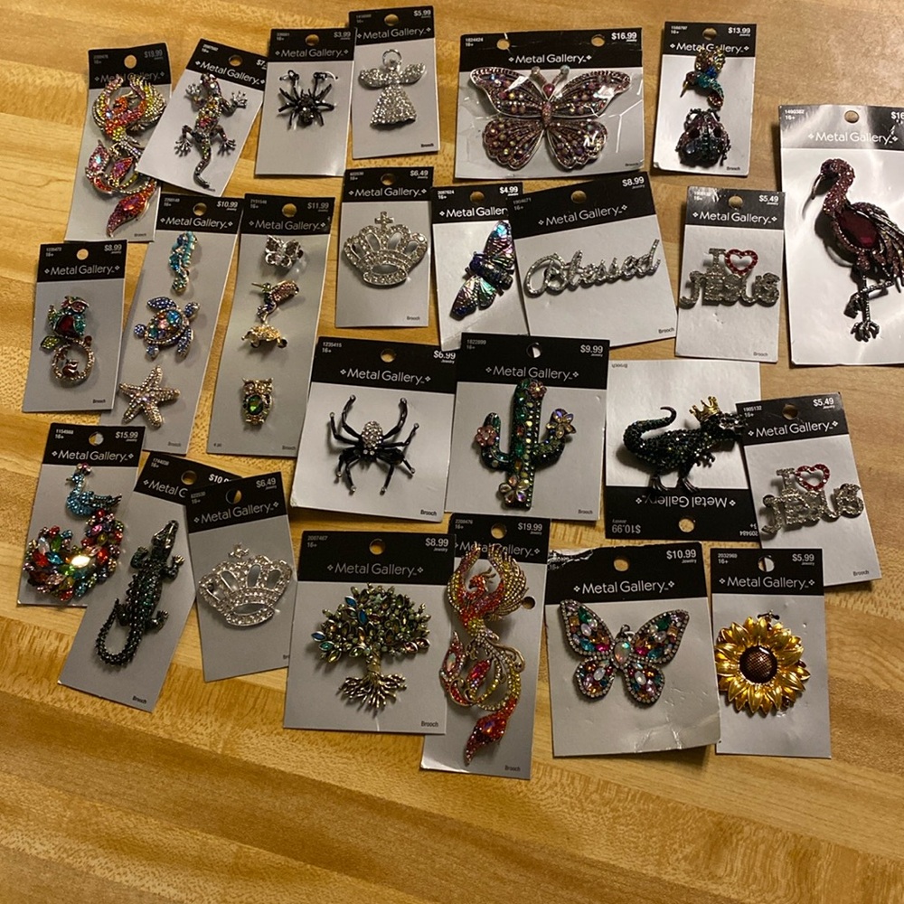 25 assorted brooch pins